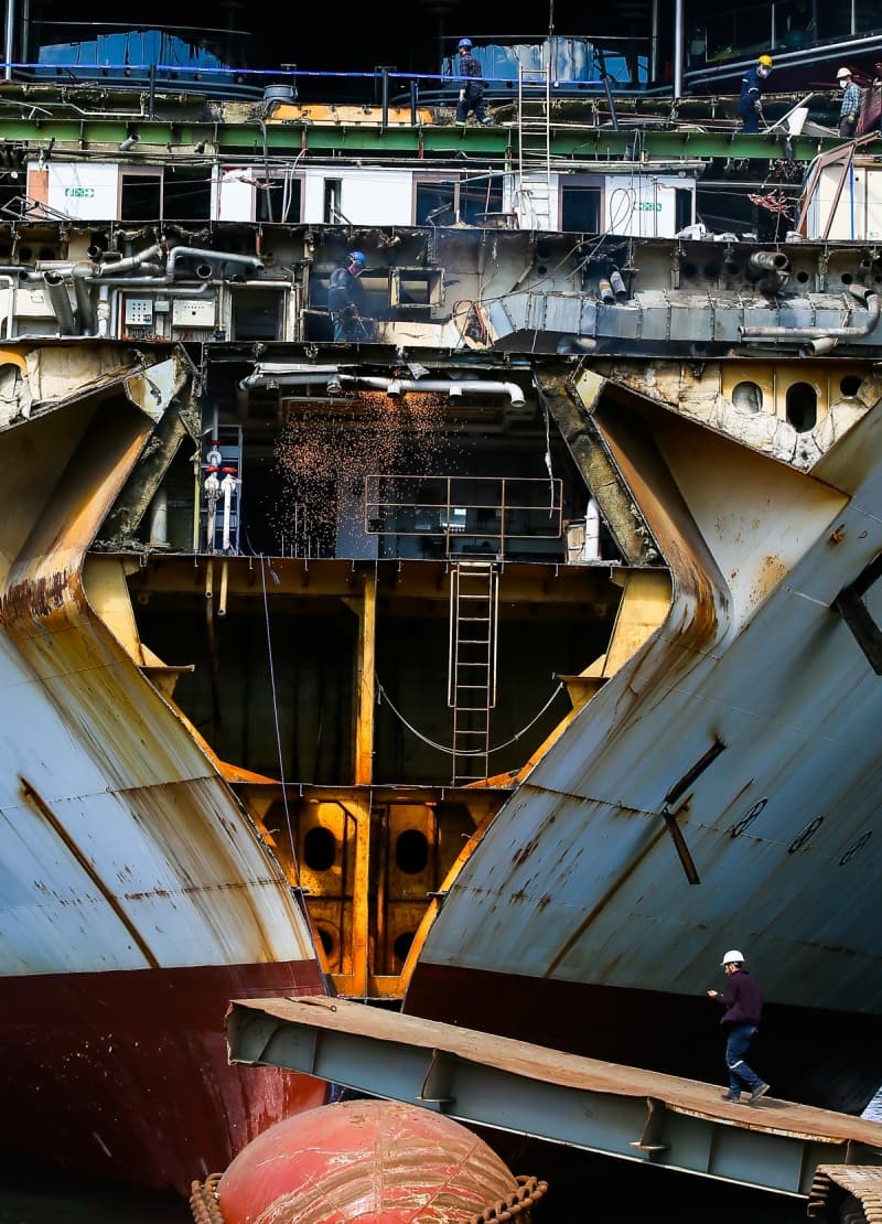 <p>Özellikle kruvaziyer gemilerin dönüşümüyle ilgili büyük bir talep olduğunu ifade eden Şimşek, 'Bu konuda ülkemizin talep edilmesi bizi mutlu ediyor. Türkiye'nin tercih edilmesi, ülke olarak belirli bir başarı edinmiş olmamızdan kaynaklanıyor. Bu firmalar çevre şartlarını gözeten kuruluşlara söküm işini veriyorlar.' diye konuştu.</p>