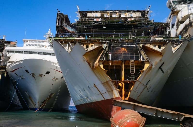 <p>Gemi geri dönüşümüyle ilgili Avrupa Parlamentosunun oluşturduğu özel bir regülasyon olduğuna dikkati çeken Şimşek, şunları kaydetti:</p><p>'Bu regülasyon 2013'te oluşturuldu. Bunun sonucunda bir liste oluşturuluyor. Bu listede gemi geri dönüşüm firmaları yer alıyor. Avrupa ülkelerinin bayrağını taşıyan gemiler ancak bu listedeki firmalarda gemilerini geri dönüştürebilir. Çok sıkı çevreci denetimler söz konusu oluyor bu listeyi oluştururken. Türkiye'den de 7 firma söz konusu listede. Dünya genelinde çok iyi bir konumda olduğumuzun kanıtıdır bu.'</p>