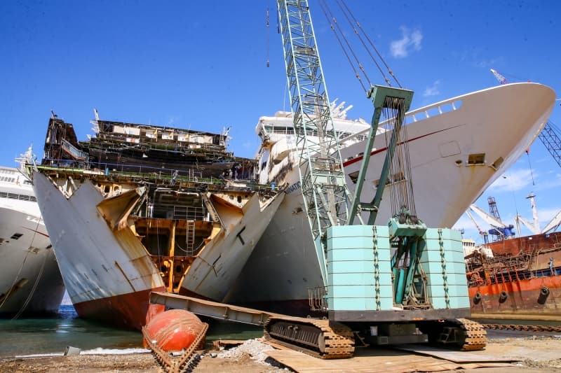 <p>Gemi geri dönüşüm sanayicilerinin, yeni tip koronavirüs (Kovid-19) salgınıyla ortaya çıkan durumu fırsata çevirdiğini söyleyen Şimşek, 'Cumhurbaşkanımızın da ifade ettiği gibi krizi fırsata çevirebilecek güçte bir ülke olduğumuzdan yola çıkarak söyleyebiliriz ki gemi geri dönüşüm sanayisi Kovid-19 krizini fırsata çevirebilmiş sektörlerin başında geliyor.' dedi.</p>