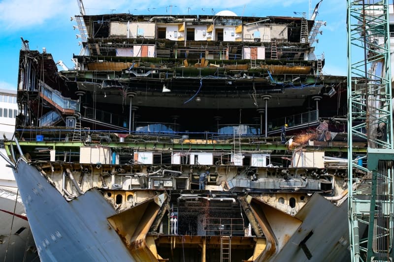 <p>Söküm alanında faaliyet gösteren onlarca ülkede yüzlerce firma bulunduğunu dile getiren Şimşek, Türkiye'nin, işçilik, kalite ve çevre hassasiyeti anlamında Avrupa ile aynı seviyede olduğunu belirtti.</p>