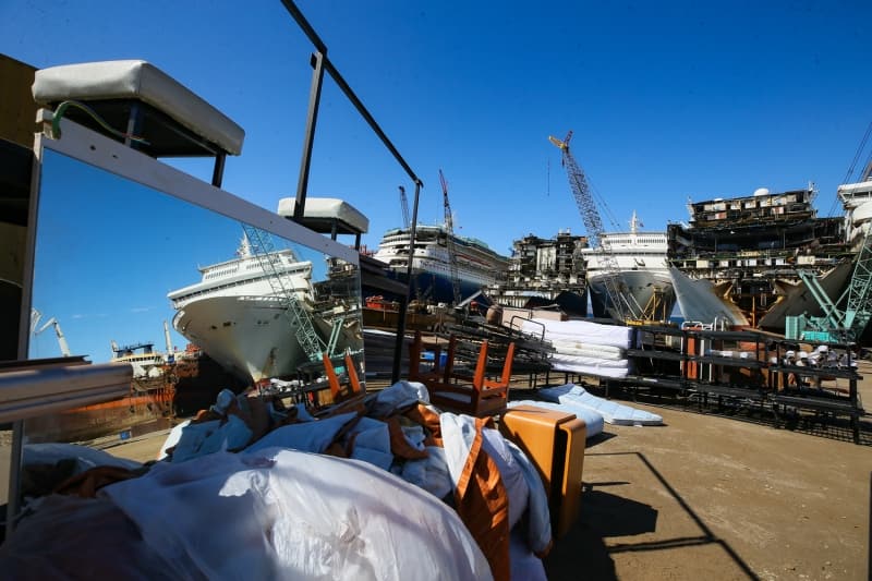 <p>Bölgede tüm firmaların aktif olarak söküm yaptığını belirten Şimşek, 'Bu yıl bölgemizde sökümünü gerçekleştireceğimiz gemilerden yaklaşık 1 milyon ton demir ağırlığına ulaşacağımız öngörülüyor. Sadece buradan hesaplanırsa bile 300 milyon dolarlık bir katkı söz konusu. Bunun içine yan malzemeler, ikinci el ürünleri de katarsak 500-600 milyon dolar gibi ekonomik bir katkı sunmuş olacağız.' dedi.</p>