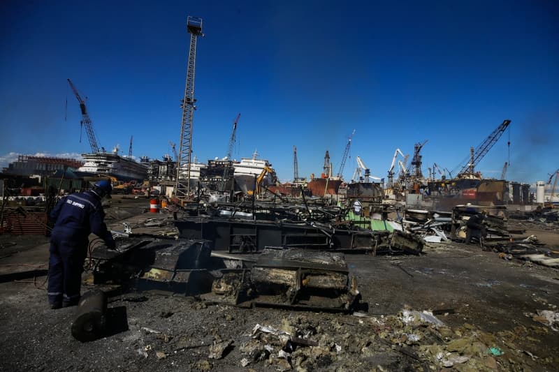 <p>Türkiye'nin bu başarısının dünya tarafından görüldüğünü ve takdir edildiğini vurgulayan Şimşek, 'Bugün baktığınız zaman yaklaşık 15 yıl önce gemi söküm bölgesinde daha küçük gemileri söküyorduk. Bu büyüklükteki gemiler başka ülkelere gidiyordu. Şimdi ise majör diye tabir ettiğimiz büyük armatörler gemilerini, geri dönüşümü yapılmak üzere ülkemize gönderiyorlar. Bütün bu süreç bağımsız denetçiler tarafından sürekli denetleniyor. Şükür ki ülke olarak bu anlamda da herhangi bir olumsuzlukla karşılaşmadık.' diye konuştu.</p>