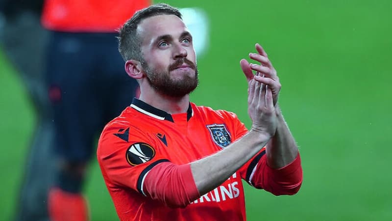 <p>Başakşehir CEO'su Mustafa Eröğüt, Şampiyonlar Ligi kura çekiminin ardından 'Edin Visca ve İrfan Can Kahveci bu sezon takımda kalacak, Şampiyonlar Ligi'nde mücadele edecekler. Bir tane hücum oyuncusu almayı düşünüyoruz' şeklinde açıklama yapmıştı.</p>