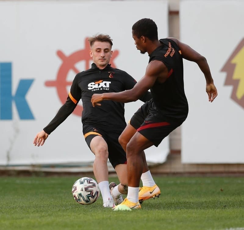 <p>Cuma sabaha karşı İstanbul'a dönen Galatasaraylı futbolcular, ara vermeden Kasımpaşa maçı için kolları sıvarken Terim, Rangers'a kaybeden takımda önemli değişiklikler yapma kararı aldı.</p>