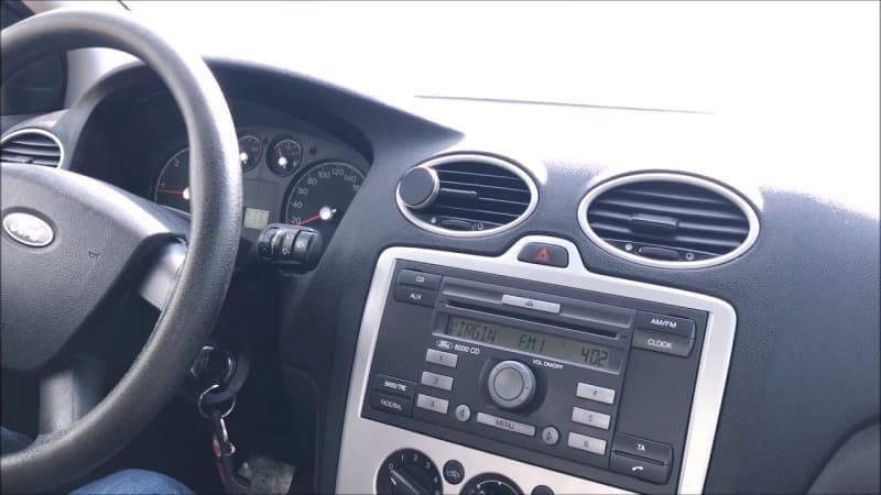 <p>Anahtar üzerindeki buton ile kapıları kilitledikten sonra, kilitleme tuşuna 3-5 saniye basılı tutun açık camlar kapanacaktır. Buna global kapama adı verilmektedir. Aynı işlemi, kilidi açtıktan sonra da yapabilirsiniz.</p>