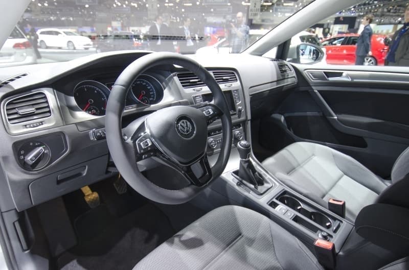 <p>Far anahtarı '0' veya gündüz 'Auto' konumundayken arka parklarında yanması</p>