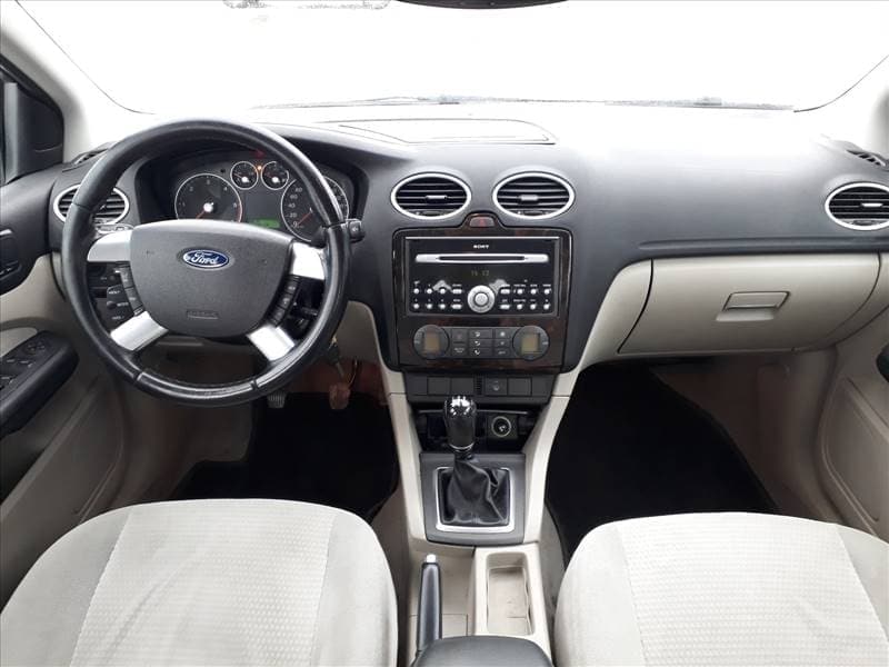 <p>Uzaktan kumandanın kilitleme ve açma butonlarına 5 saniye boyunca aynı anda basılı tutun, arabanın sinyalleri yanacaktır ; Sonrasında açma düğmesine bir kez basarsanız sadece sürücü kapısının kilidi açılacak,iki kere basarsanız tüm kapılarınki açılacaktır</p>