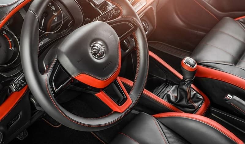 <p><b>SKODA ROOMSTER</b></p><p><b><br></b></p><p>Geri vitese takınca egzoz gazını içeri almasın diye hava girişini kapatır. İç sirkülasyon özelliği otomatik olarak devreye girer.</p>