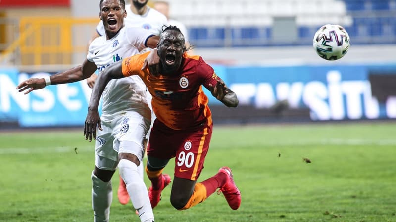 <p>Att��� iki �utta da gol� bulamayan Senegalli oyuncu sadece 11 ba�ar�l� pas yapt�.</p><p><br></p><p>Sabah</p>