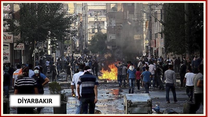 <p>Diyarbakır'da yaşanan saldırılarda Yasin Börü ve arkadaşlarının da aralarında bulunduğu 12 kişi hayatını kaybetti, 65 vatandaş ile 14 güvenlik görevlisi yaralandı.</p><p>Kentte 144 özel bina ve iş yeri, 16 kamu binası, 6 av bayisi, 17 özel ve kamu bankası, 4 okul, bir müze, 88 özel araç, 40 kamu aracı, bir parti binası ve 36 kent güvenliği kamerası zarar gördü.</p><p>Diyarbakır'da olaylarda zarar gören 73 esnafa Diyarbakır Valiliğince ödeme yapıldı.</p>