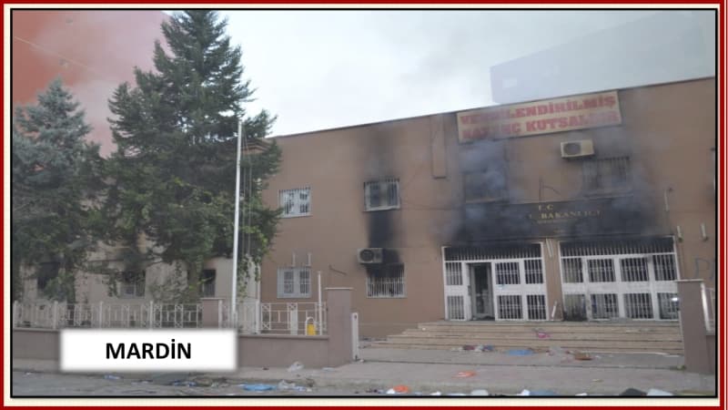 <p>Mardin'de 6 kişi yaşamını yitirdi, 29 sivil ile 22 polis yaralandı, 14 otomobil, 69 polis aracı, kaymakamlık binaları, emniyet binaları, 36 okul, 6 siyasi parti ve 69 bina zarar gördü. Gözaltına alınan 311 kişiden 108'i tutuklandı.</p>