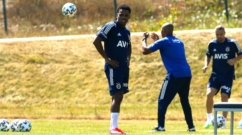 <p><b>RODRİGUES'İ İSTEDİ</b><br></p><p><br></p><p>Galatasaray'da transferin son gününde gündeme Garry Rodrigues geldi.</p>