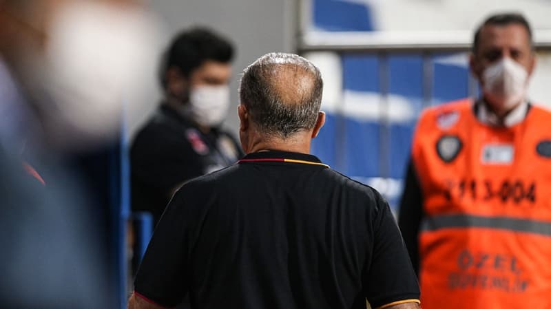 <p><b>YÖNETİME BÜYÜK TEPKİ</b><br></p><p><br></p><p>Özellikle Kasımpaşa karşısında alınan yenilgi ve ortaya konan kötü futbolun ardından Fatih Terim’in de maç bitmeden soyunma odasının yolunu tutması, taraftarların da eleştiri oklarını Başkan Mustafa Cengiz ve yönetimine çevirmesine neden oldu.</p>