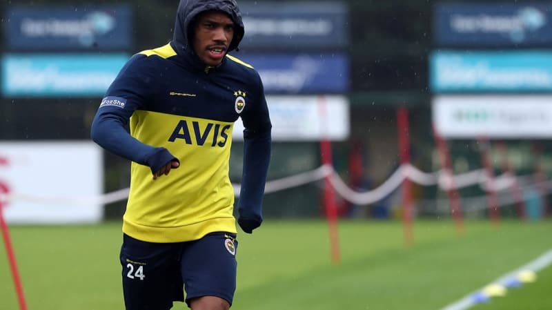 <p>Ersun Yanal döneminde Fenerbahçe'ye transfer olan ancak sık sık sakatlanması sebebiyle eleştirilerin hedefinde olan Garry Rodrgiues'in bu sezon kadroda forma şansı bulmasının da zor olduğu gerekçesi ile geri dönüş kararı aldığı öğrenildi.</p><p><br></p><p>Milliyet</p>