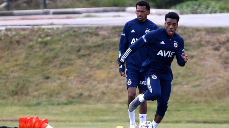 <p>Ancak Fanerbahçe’nin Al İttihad’dan kiraladığı Rodrigues’in durumundaki belirsizliğin sürmesi nedeniyle transferin gerçekleşmediği belirtildi.</p>