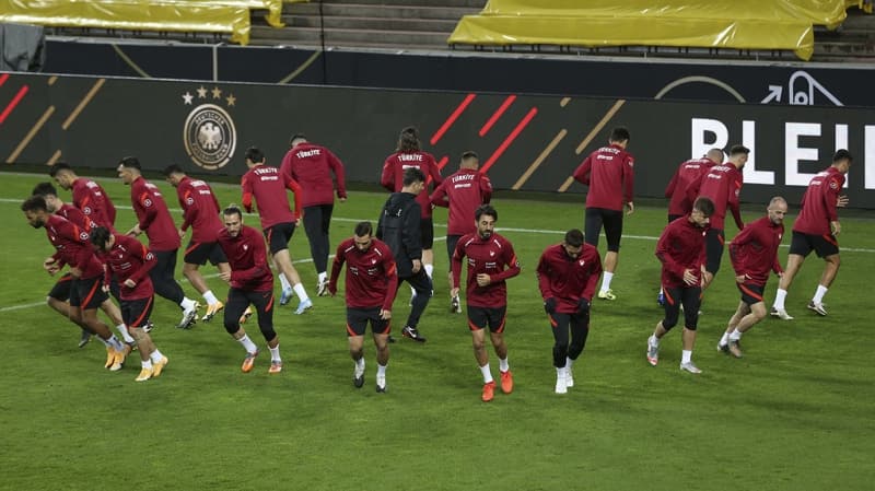 <p>Milliler, 97 yıllık tarihinde 309'u resmi, 271'i özel 580 maçta, biri hükmen olmak üzere 221 galibiyet aldı, 136 defa berabere kaldı, 223 kez de rakiplerine yenildi.</p>