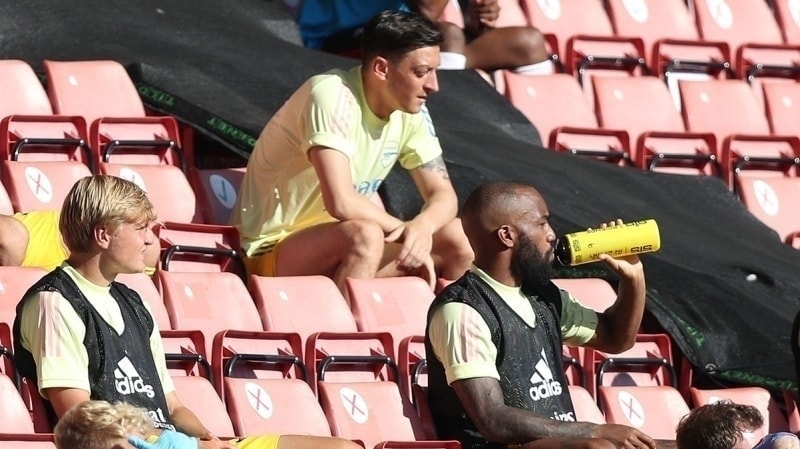 <p>2013 y�l�nda 42,4 milyon sterlin bonservis bedeliyle Real Madrid'den Arsenal'a transfer olan Mesut �zil, mart ay�ndan bu yana forma �ans� bulamad�.</p>