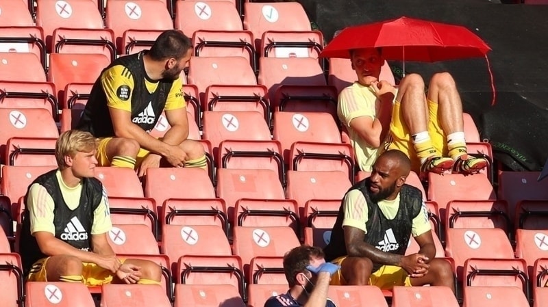 <p>��te Mesut �zil'in kadroya al�nmamas�yla ilgili sosyal medyadaki taraftar tepkilerinden baz�lar�:</p>