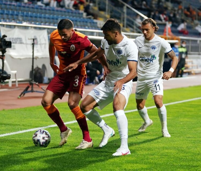 <p>Fatih Terim kendisi cevap versin. O işi sahadaki futbolculardan bir tanesi yapsaydı, o futbolcuyu bir daha oynatır mıydı Galatasaray?</p>