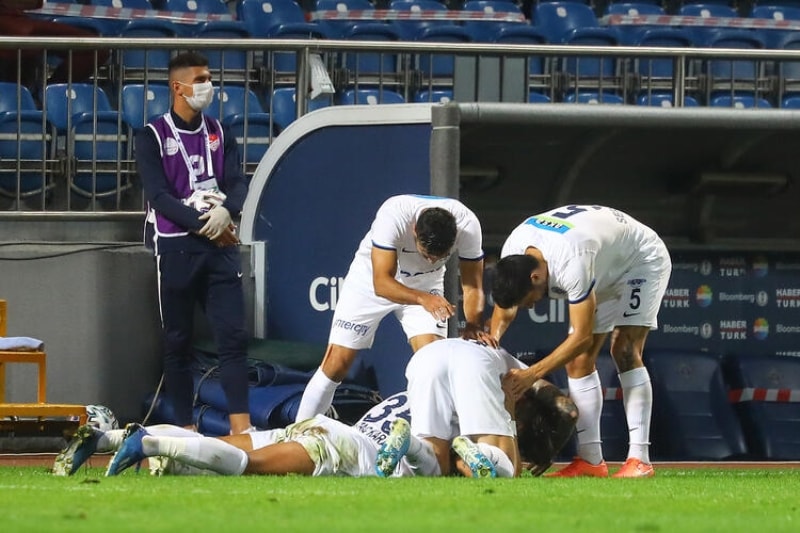 <p>İki hocanın da yönetimlere tavırlı olmasının doğru olmadığını belirten yorumcu, 'Sergen Yalçın'ın Beşiktaş'ta, Fatih Terim'in Galatasaray'da işi yok. Bu iki başkan yeteri derecede fiziksel ve moral güce sahip olsalar ikisi de gitmişti.  Gitmesi de gerekirdi.</p>