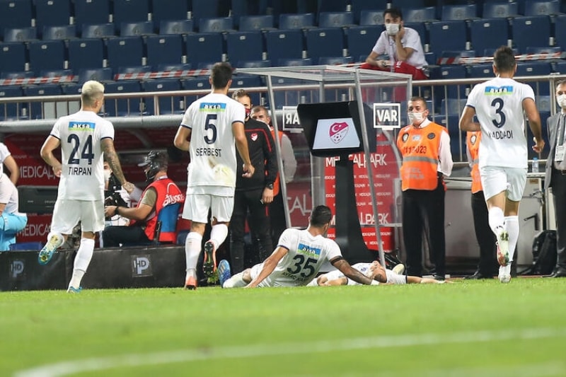 <p>Beşiktaş Teknik Direktörü Sergen Yalçın ile Galatasaray Teknik Direktörü Fatih Terim'in görevine son verilmesi gerektiğini söyledi.</p>