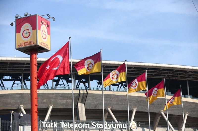 <p>Ancak TFF ile sorun yaşamayan sarı-kırmızılılarda Finansal Fair Play tehlikesi baş gösterdi.</p>