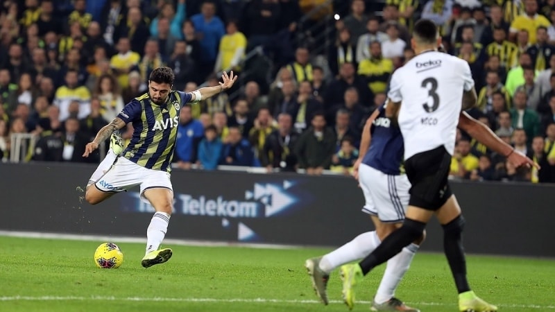 <p>Ozan, her ge�en hafta formunu y�kseltiyor. Son olarak Almanya ma��ndaki futboluyla herkesi hayran b�rakt�. Ba�ar�l� oyuncu rekabette iddial�.</p>
