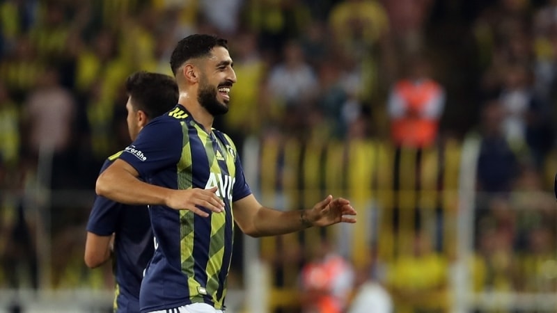 <p><b>G�REV ADAMI TOLGA C��ERC�</b></p><p><br></p><p>Rekabette zay�f halka olarak g�r�len oyunculardan biri. Ancak Erol Bulut’un Tolga’y� be�endi�i de bir ger�ek.</p>