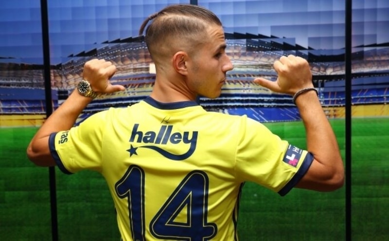 <p>26 ya��ndaki oyuncu potansiyelini sahaya yans�t�rsa, 11’den kolay kolay ��kmaz.</p>