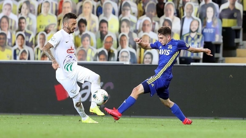 <p><b>�MER FARUK BEYAZ'IN ��� ZOR</b></p><p><br></p><p>Fenerbah�e altyap�s�n�n g�z bebe�i olan gen� y�ld�z aday�, ge�en sezonun son haftalar�nda forma �ans� bulmaya ba�lam��t�.�</p>