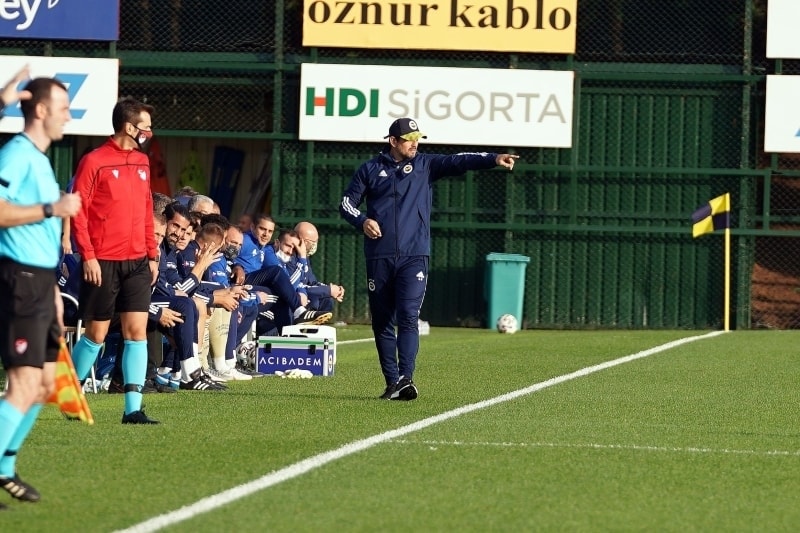 <p>Gegel’in verdii bir karar sonrasnda saha iine giren Tekke, hakem Ayta Gegel’e ‘Canm skma’ diyerek tepkide bulundu.<br></p>