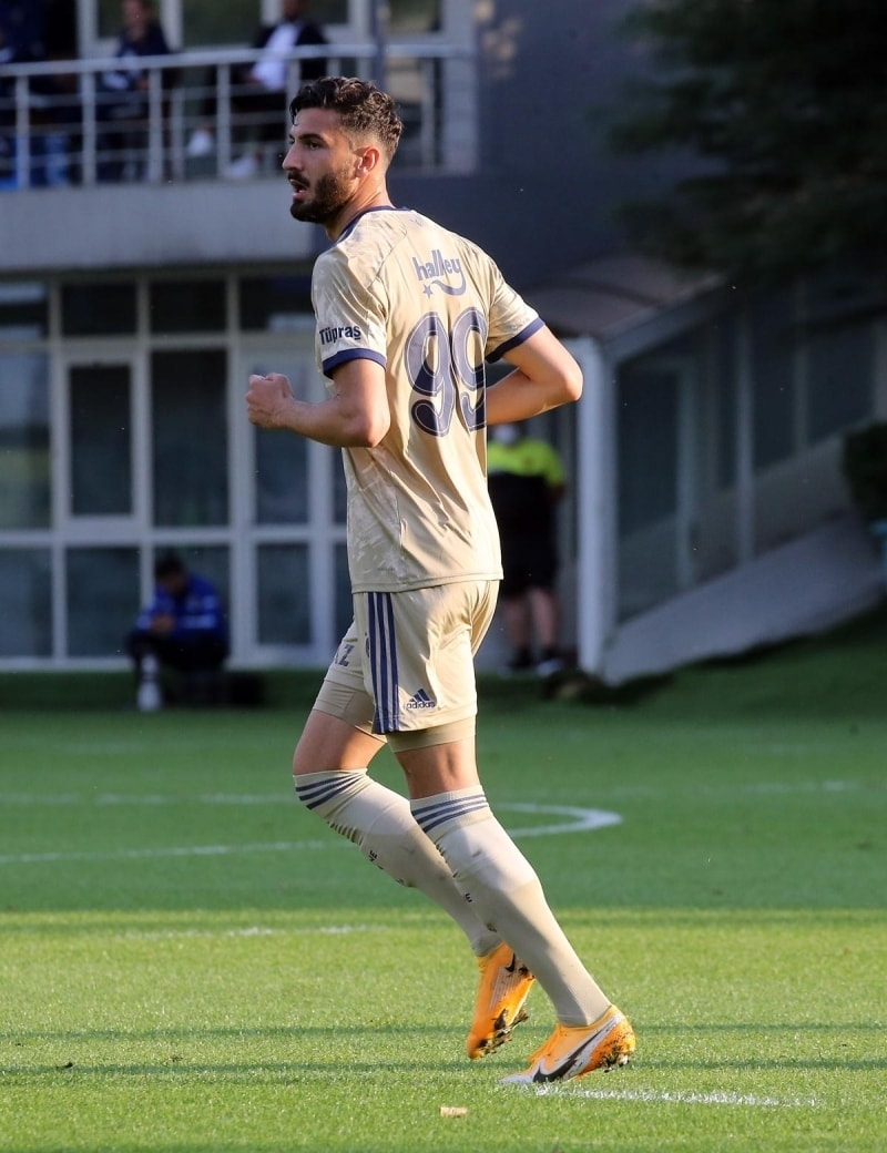 <p>Man ikinci yarsnda n alanda daha baskl oynayan sar-lacivertli ekip 66. Dakikada Sinan’n ceza sahas iine verdii pasla topla buluan Mert Hakan’n dzgn vuruuyla beraberlii yakalad.</p>