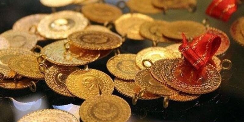 <p>Piyasalarda virüs sebebiyle yaşanan dalgalanma sürerken altın fiyatları da bu hareketlerden etkileniyor. Son dönemde altın fiyatlarının devamlı yükselişte olması nedeniyle haftaya 775 lira seviyesinde başlayan altın fiyatları haftanın son gün 798 liraya ulaştı.</p>