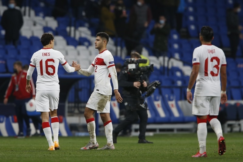 <p><b>'TÜRKLER GOLÜ HAK ETTİ'</b></p><p><br></p><p>Rusya Milli Takımı'nın ikinci yarıda kötü bir oyun sergilediğine vurgu yapan <b>Championat.com</b> sitesi ise şu değerlendirmeyi yaptı:</p>