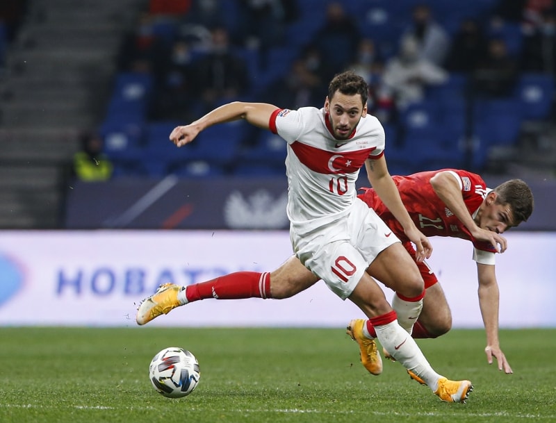 <p>'Türk Milli Takımı bir ana kadar hiç topa vuramadı. Tüm oyunlarının bağlı olduğu <b>Ozan Tufan </b>ve<b> Hakan Çalhanoğlu</b> topla çok ağır kaldılar.'</p>