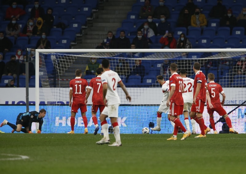 <p>'Devre arası her şeyi tersine çevirdi, hem de tek bir değişiklikle. Şenol Güneş, Efecan Karaca'nın yerine Cengiz Ünder'i sahaya sürdü.'</p>