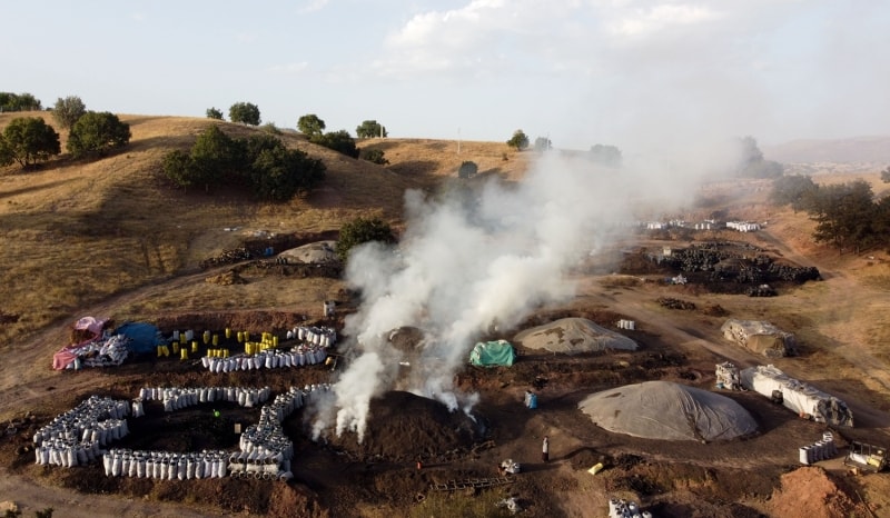 <p>Duman ve is kokusuyla verilen mcadelenin ardndan mee odununu mangal kmrne dntren eller, buram buram emek kokuyor.</p>