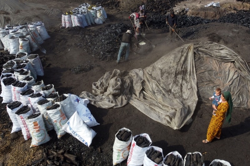 <p>Yln be ayn Kzlcahamam'da, yedi ayn ise yaktklar ocaklarn yanndaki adrlarda geirdiklerini belirten Ylmaz, 'Toraklk byk emek isteyen bir i. Ate, duman ve isin iinde alyoruz. zeri saman ve toprakla kapatlan ocaklarda, odunlar ortalama 20 gn boyunca iin iin yanyor. Biz de ocan banda 24 saat nbet tutuyoruz.' dedi.</p>