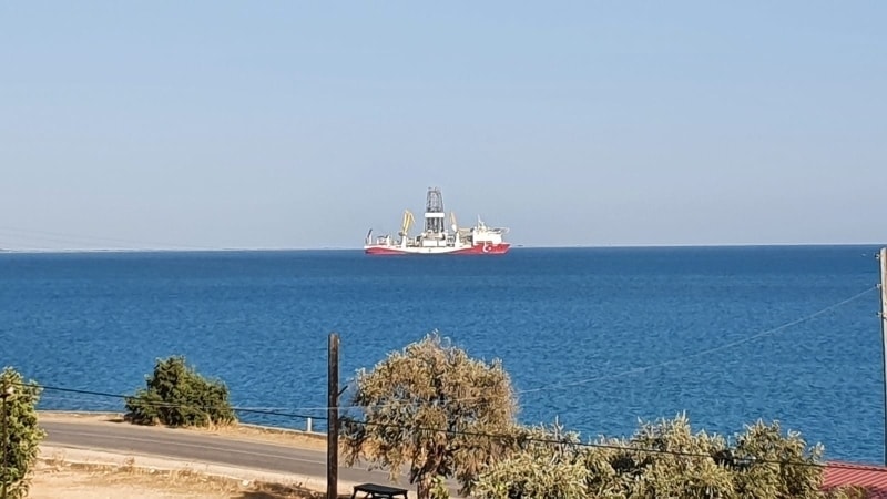 <p>Orijinal rengi yeşil olan gemi, Tuzla'daki Desan Tersanesi'nde kırmızı-beyaza boyandı. İki ve üç boyutlu sistim veri toplayabilen, yön ve pozisyon tayinini uydu haberleşmesiyle otomatik olarak yapabilen 84 metre uzunluğundaki gemide bir de helikopter pisti yer alıyor. İki ve üç boyutlu sistim veri toplayabilen, yön ve pozisyon tayinini uydu haberleşmesiyle otomatik olarak yapabilen 84 metre uzunluğundaki gemide bir de helikopter pisti yer alıyor.</p>