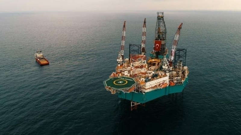 <p>Uzunluğu 84, genişliği 21.6 metre olan gemide bir helikopter pisti bulunuyor.</p><p><br></p>