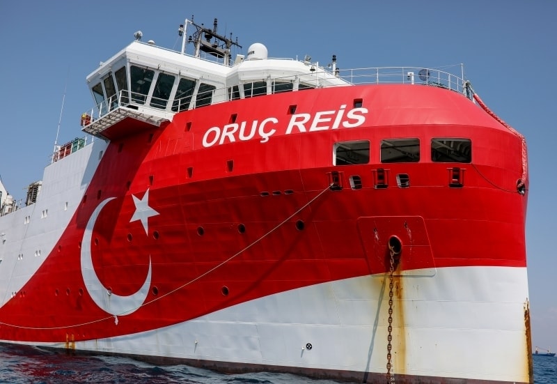 <p>Gemi, deniz tabanı haritalama sistemleri, ölçüm ve örnekleme sistemleri bulunan yerli yapım iş sınıfı uzaktan kumandalı sualtı aracı (ROV), deniz tabanından 18 metre uzunluğa kadar karot numunesi alabilen örnekleme ekipmanı ve jeoloji, oşinografi laboratuvarlarına sahip.</p>
