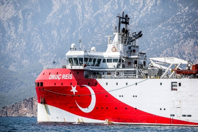 <p>Türkiye’nin Doğu Akdeniz’de yeni NAVTEX (Denizcilere Duyuru) ilanıyla birlikte görev yerine ulaşan milli sismik araştırma gemisi MTA Oruç Reis (Turkuaz), ülkemizin deniz yetki alanları başta olmak üzere, ilişkiler geliştirdiğimiz bütün ülkelerle beraber tüm denizlerde arama ve araştırma faaliyetlerinde bulunabilmekte.<br></p>