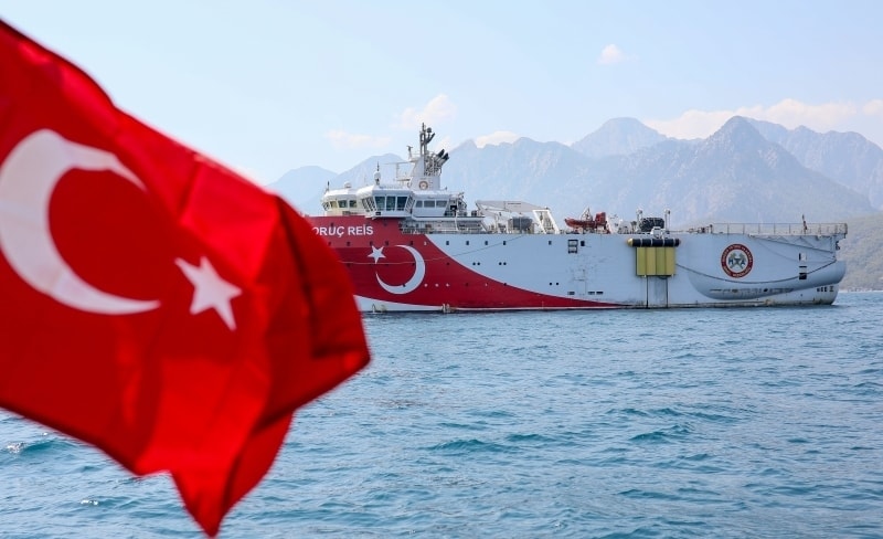 <p>Oruç Reis Sismik Araştırma Gemisi, kıta sahanlığı ve doğal kaynak aramaları başta olmak üzere her türlü jeolojik, jeofizik, hidrografik ve oşinografik araştırmaları gerçekleştirebiliyor.</p>