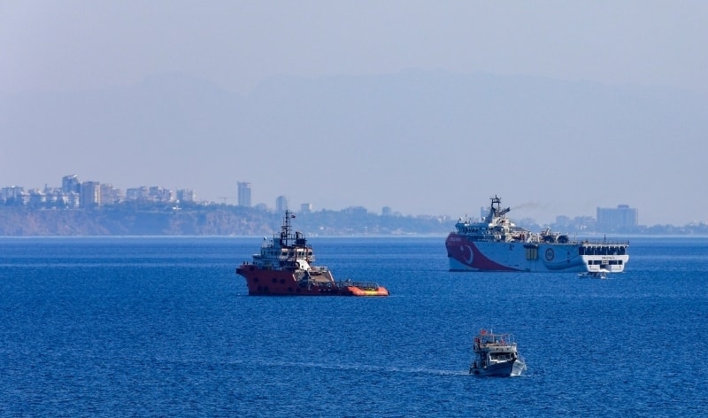 <p>Gemi, 8 bin metre derinliğe kadar 3 boyutlu, 15 bin metre derinliğe kadar iki boyutlu sismik operasyonları gerçekleştirebiliyor.</p>