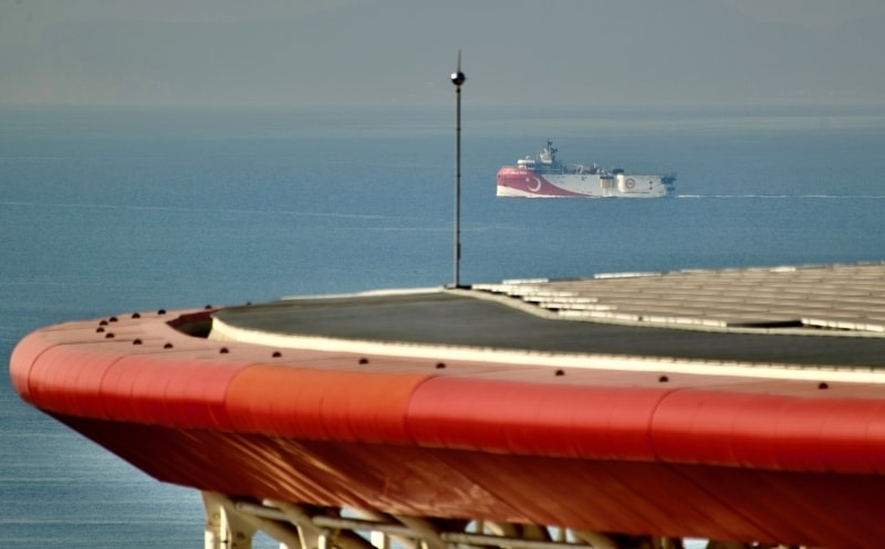 <p>Deniz tabanından itibaren 15 bin metre derinlikteki jeolojik yapıları görüntüleyebiliyor.</p><p>Boyu 86, genişliği 22 metre olan </p>