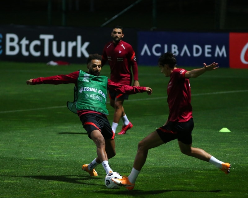 <p>Milli takmda sar kart cezals Ozan Kabak ile sakatlklar bulunan Kaan Ayhan, Efecan Karaca ve alar Sync bu mcadelede forma giyemeyecek.</p>