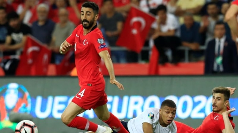 <p>Merih'in bu mata stoperdeki partneri orta saha oyuncusu Mahmut Tekdemir olacak.</p>