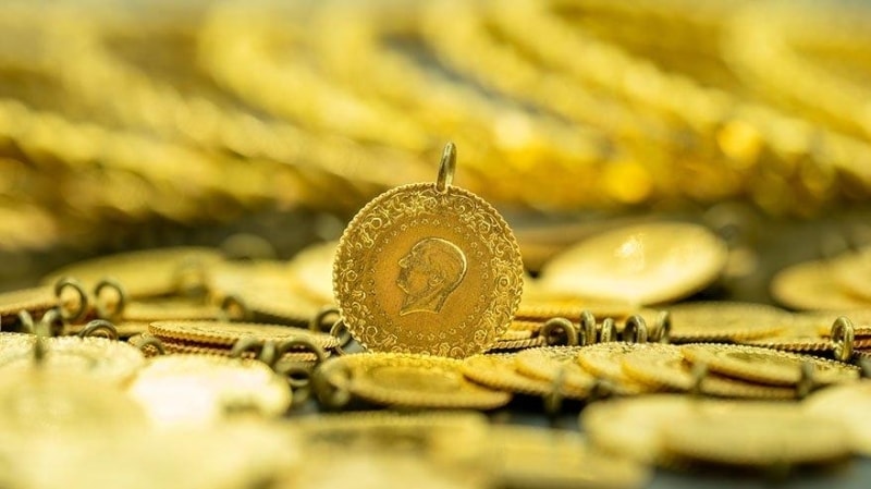 <p>Altın güvenilir bir liman olarak da adlandırılan dünyanın en değerli madenlerinden biridir. </p>