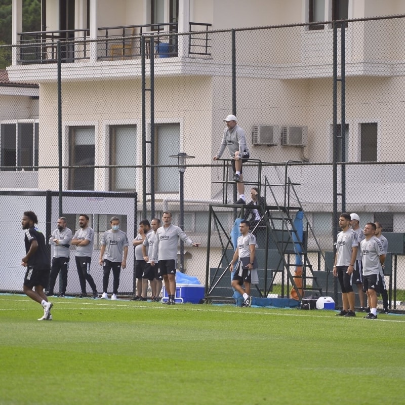 <p>Bu arada Teknik Direktör Sergen Yalçın'ın idmanı izlemek için yükseğe çıkması dikkat çekti. </p>