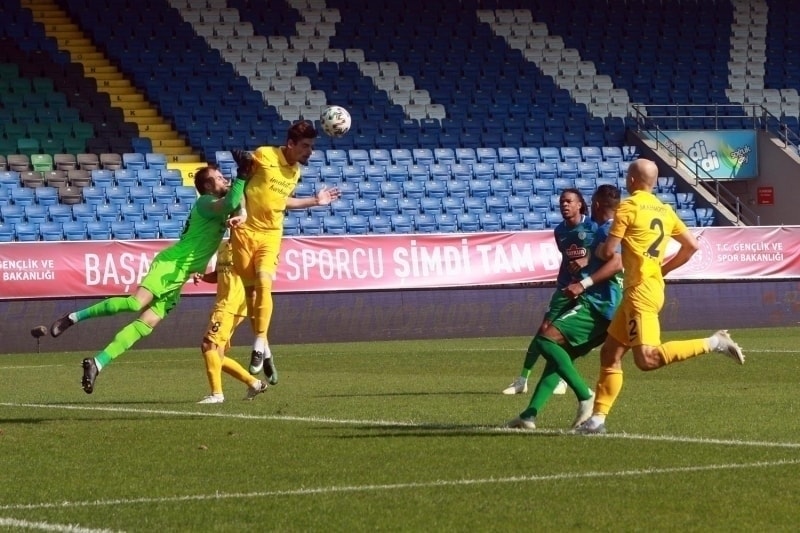 <p>10. dakikada Boldrin'in sol taraftan ceza sahas ierisine orta iyi ykselen Remy'nin kafa vuruunda kaleci Friedrich, yatarak mein yuvarla kontrol etmeyi baard.</p>